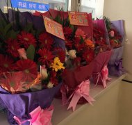 花送雷鋒手，情暖雷鋒心——“萬朵鮮花送雷鋒”活動(dòng)溫暖落幕